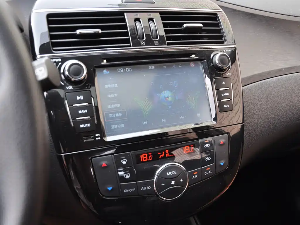 Nissan Tiida 2016 — фото 15