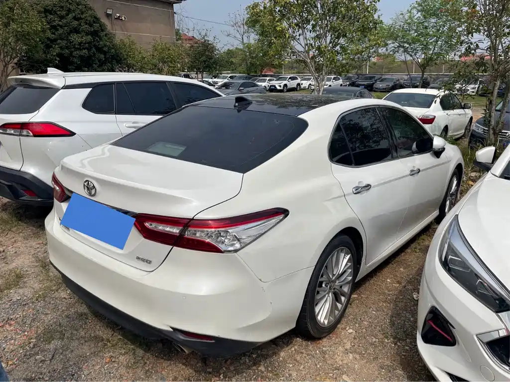 Toyota Camry 2018 — фото 2
