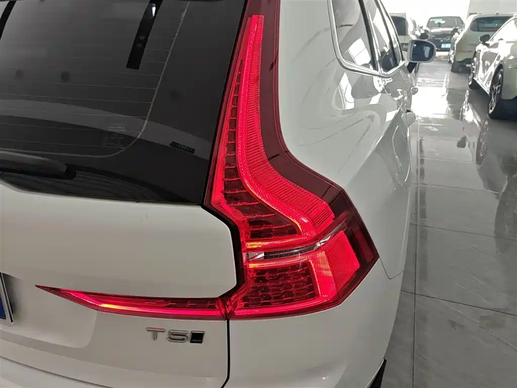 Volvo XC60 2021 — фото 24