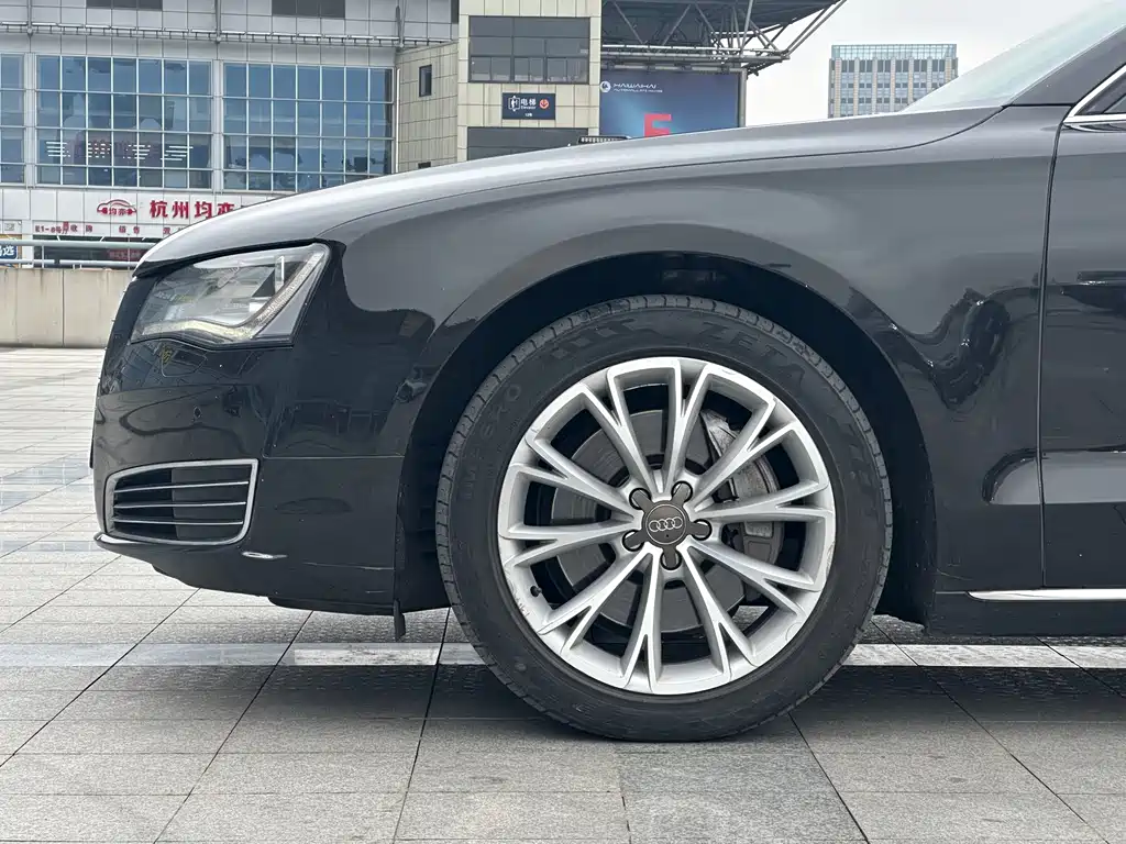Audi A8 2014 — фото 9
