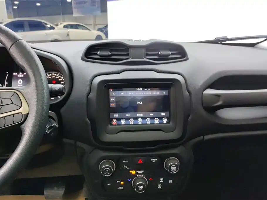 Jeep Renegade 2018 — фото 13