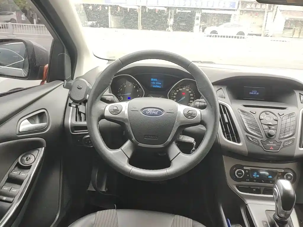 Ford Focus 2015 — фото 11