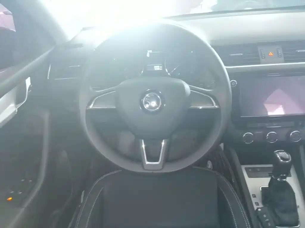 Skoda Octavia 2017 — фото 11