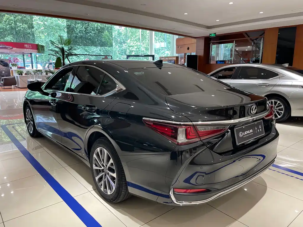 Lexus ES 2023 — фото 12