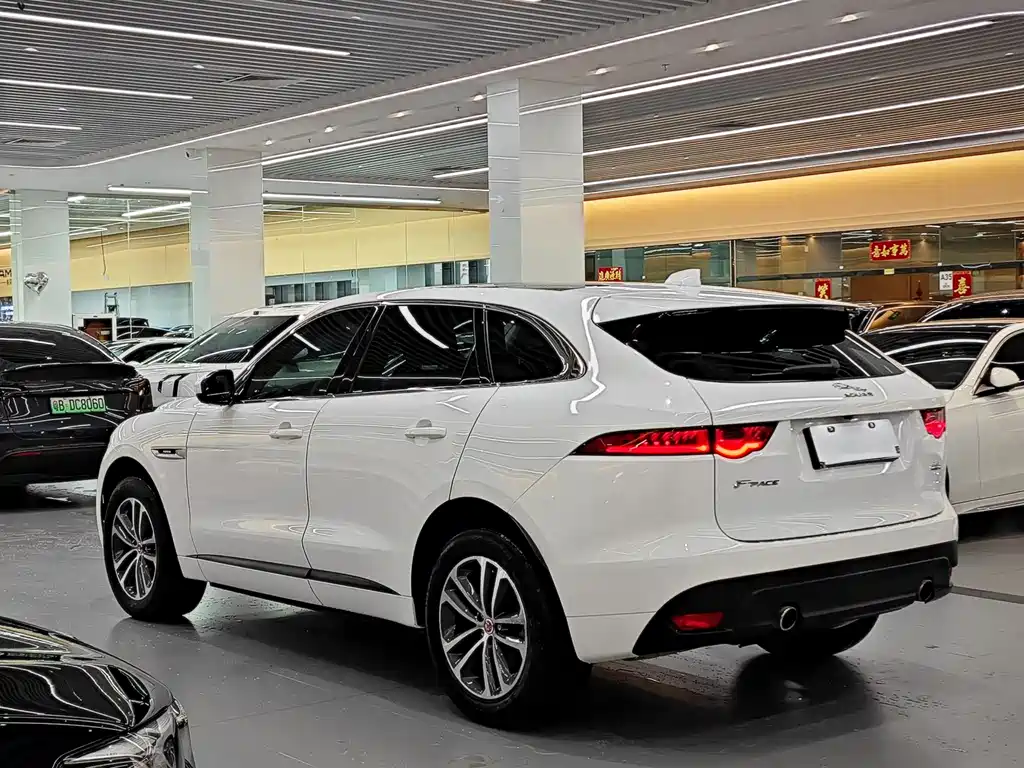 Jaguar F-PACE 2017 — фото 11