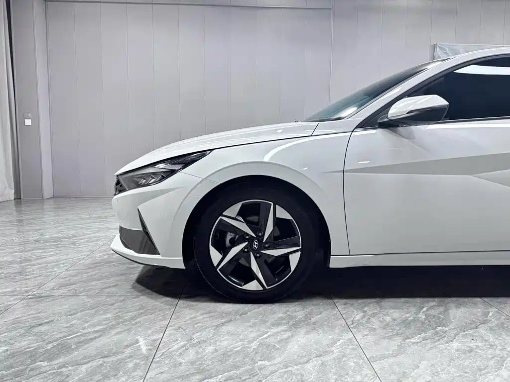 Hyundai Elantra 2023 — фото 8