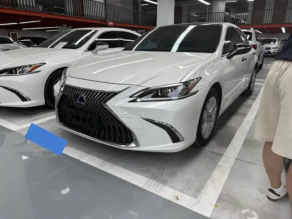 Lexus ES 2020 — фото 1