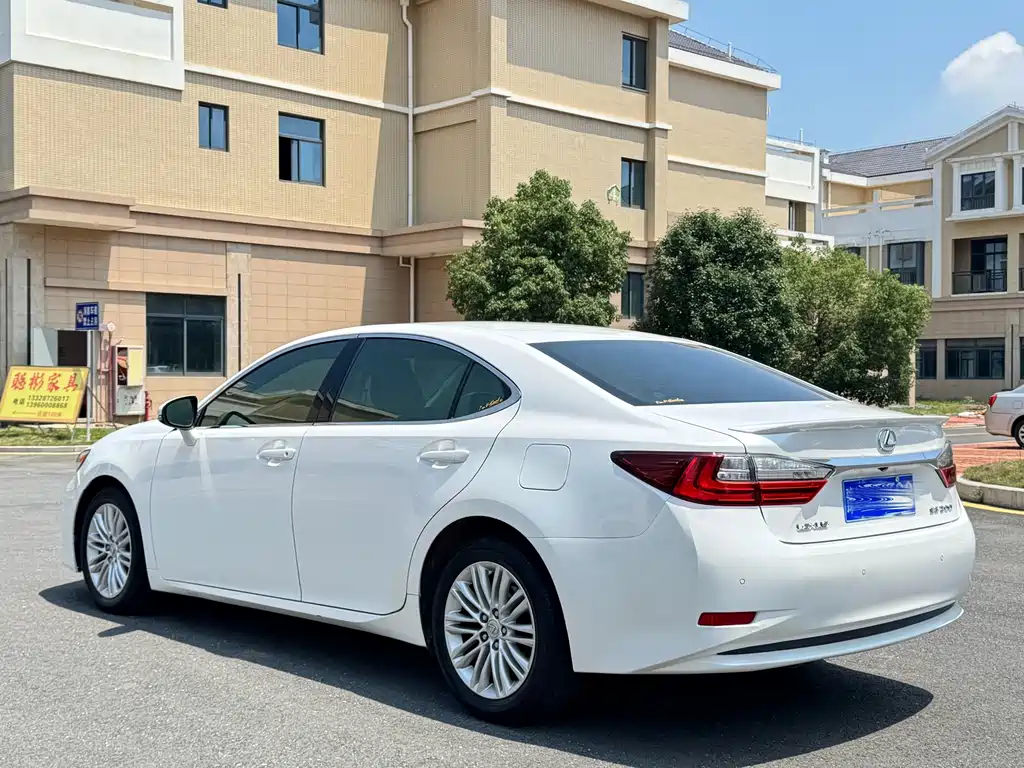 Lexus ES 2018 — фото 9