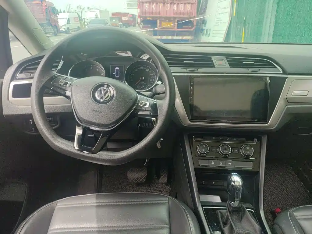 Volkswagen Touran 2018 — фото 13