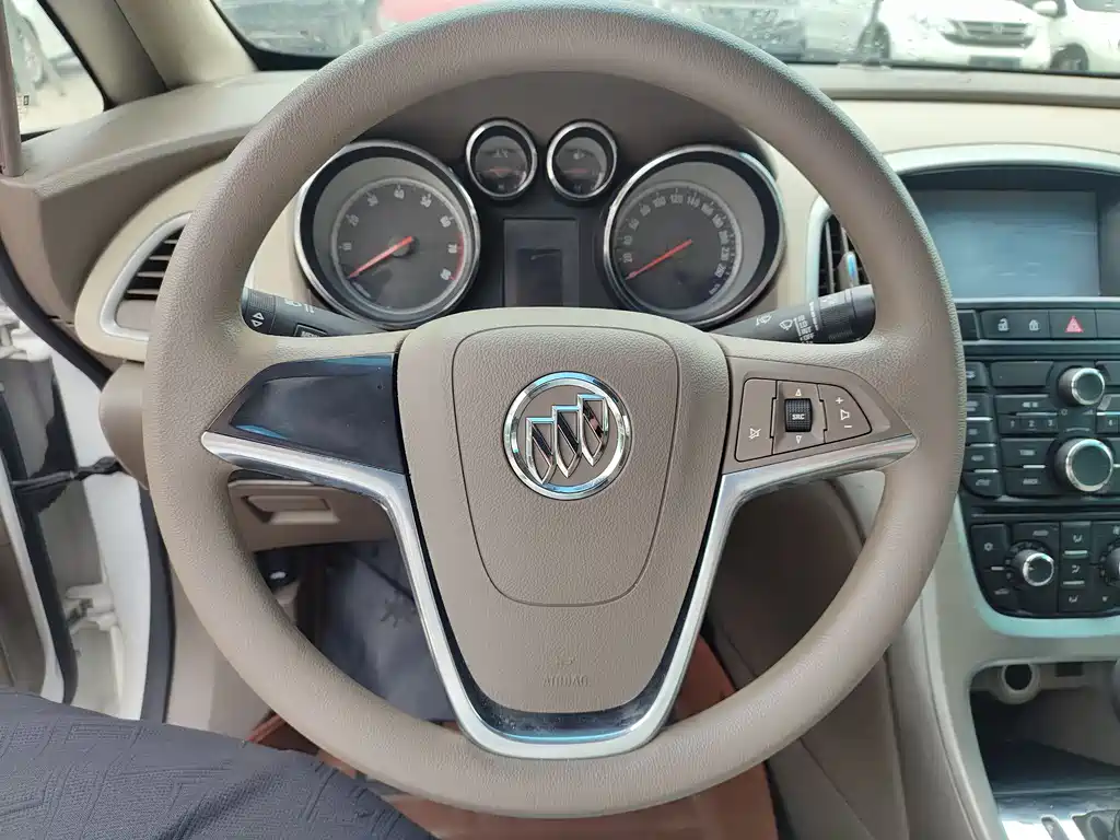 Buick Excelle 2015 — фото 5
