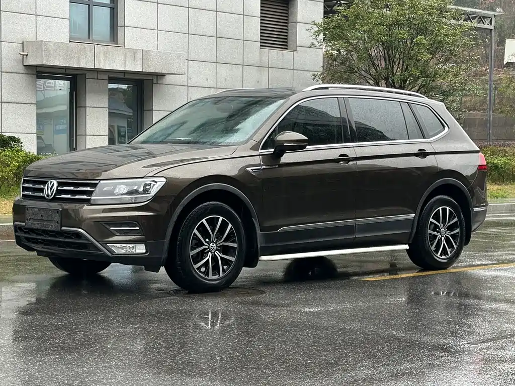 Volkswagen Tiguan L 2018 — фото 1