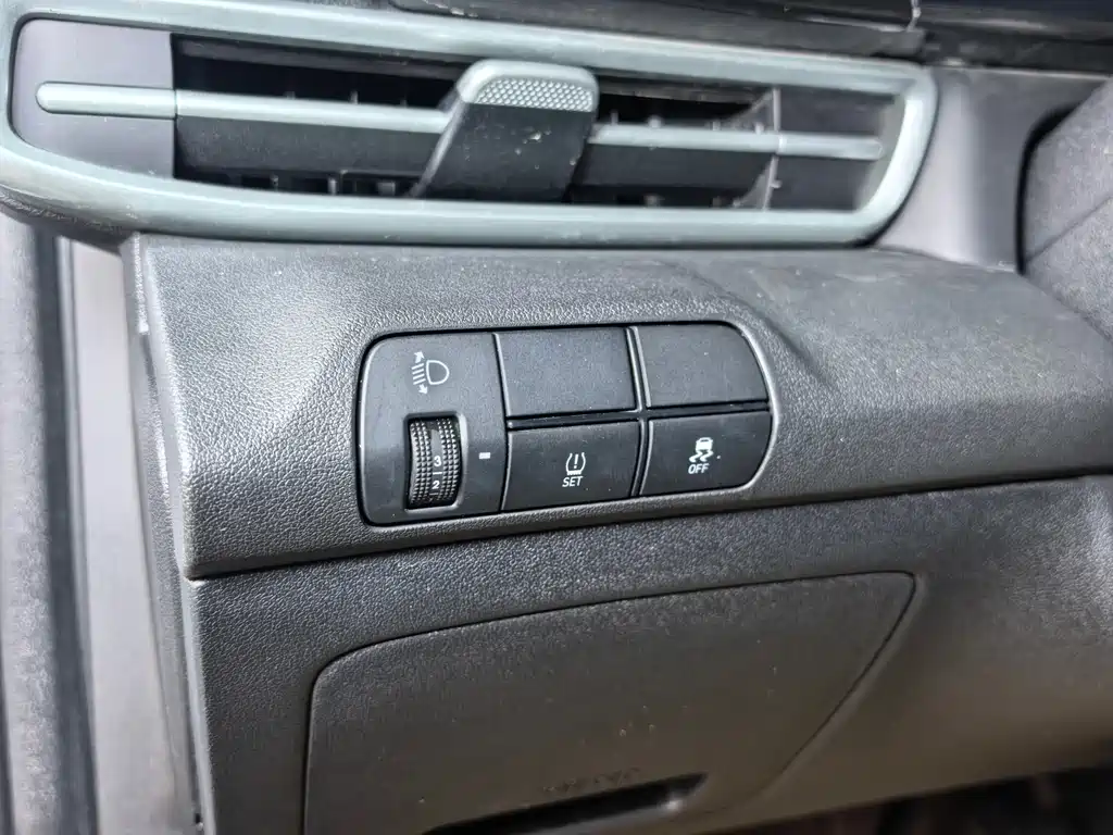 Hyundai Elantra 2023 — фото 11