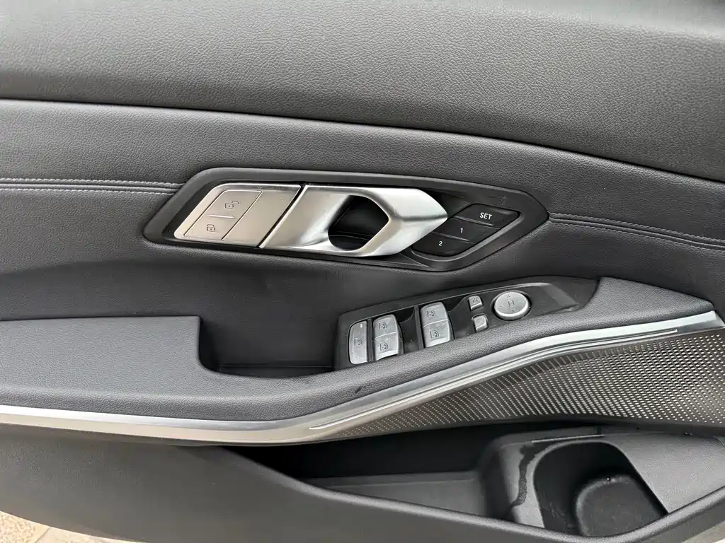 BMW 3 Series 2019 — фото 18