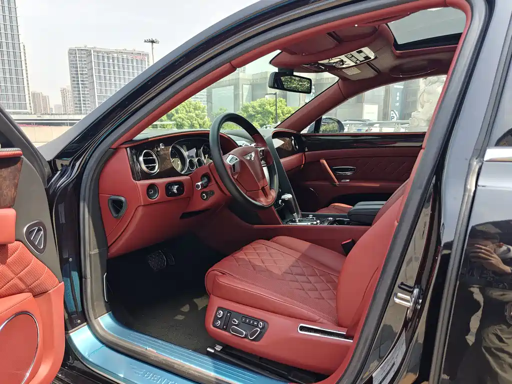 Bentley Flying Spur 2019 — фото 19