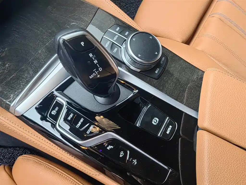 BMW 6 Series GT 2024 — фото 11