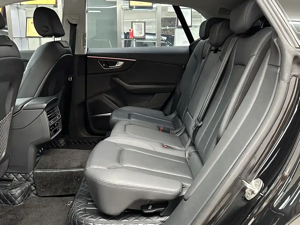 Audi Q8 2023 — фото 10
