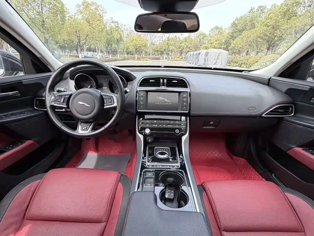 Jaguar XE 2016 — фото 22