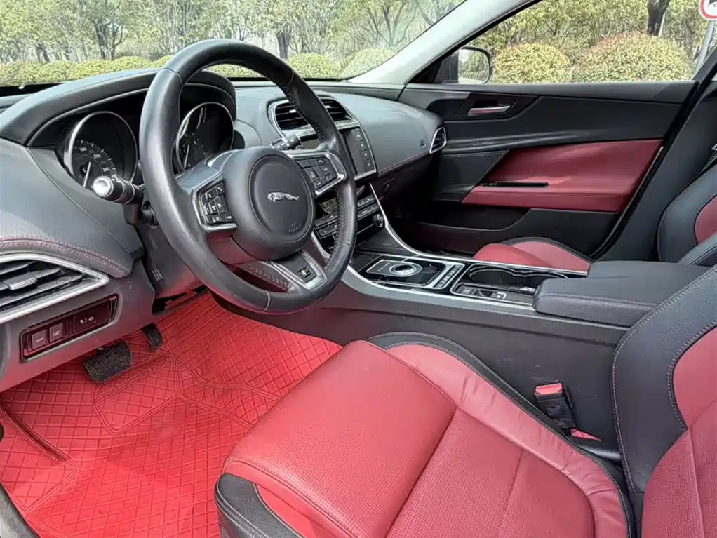 Jaguar XE 2016 — фото 24