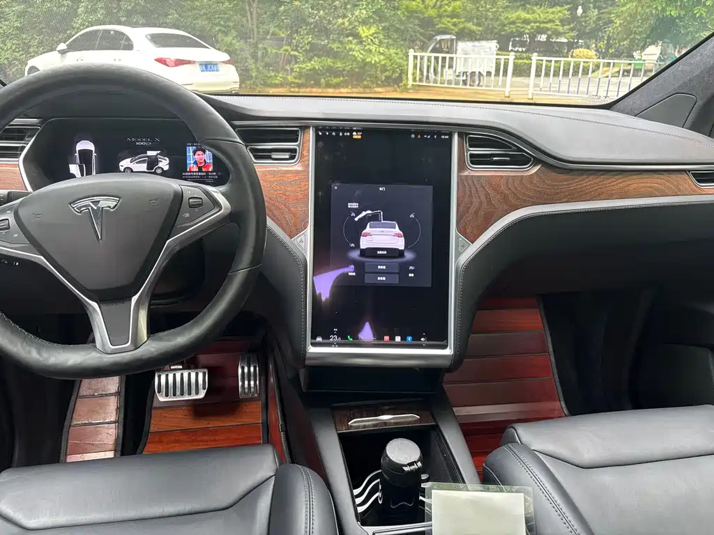 Tesla Model X 2018 — фото 17
