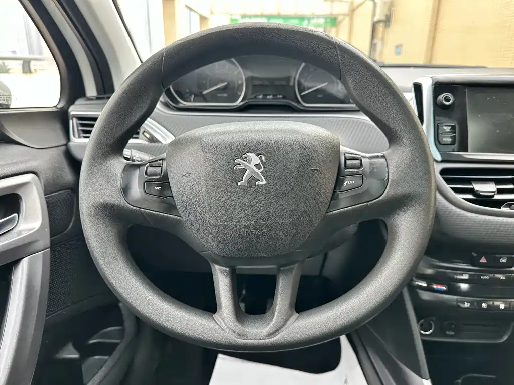 Peugeot 2008 2015 — фото 11