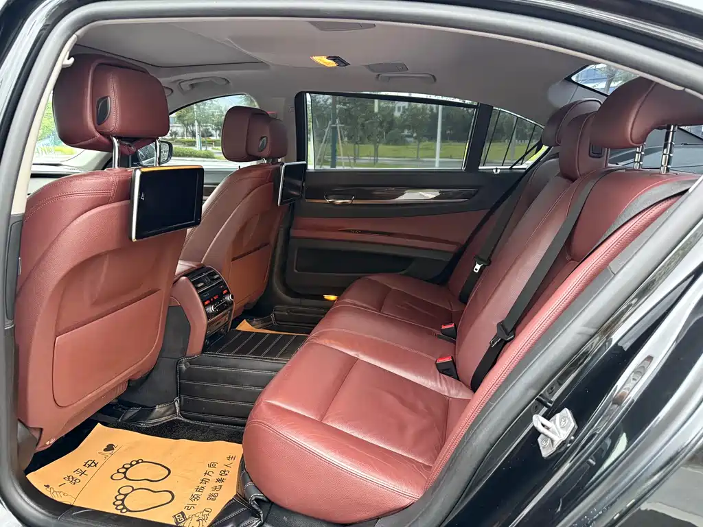 BMW 7 Series 2014 — фото 11
