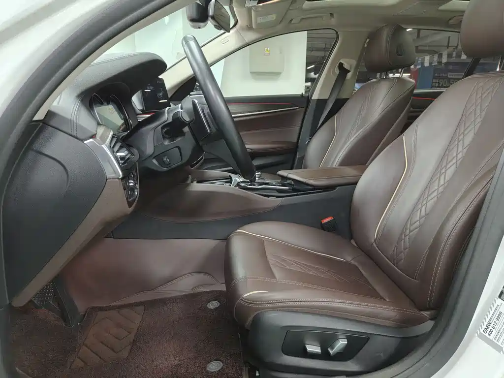 BMW 5 Series 2018 — фото 16