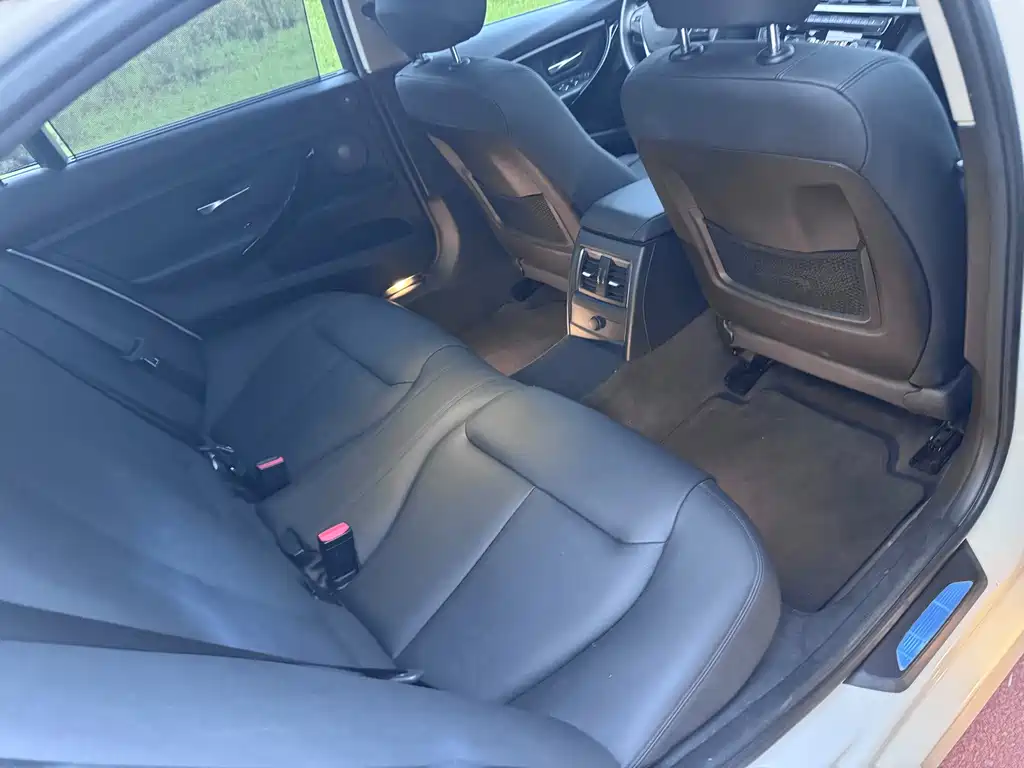 BMW 3 Series 2017 — фото 12
