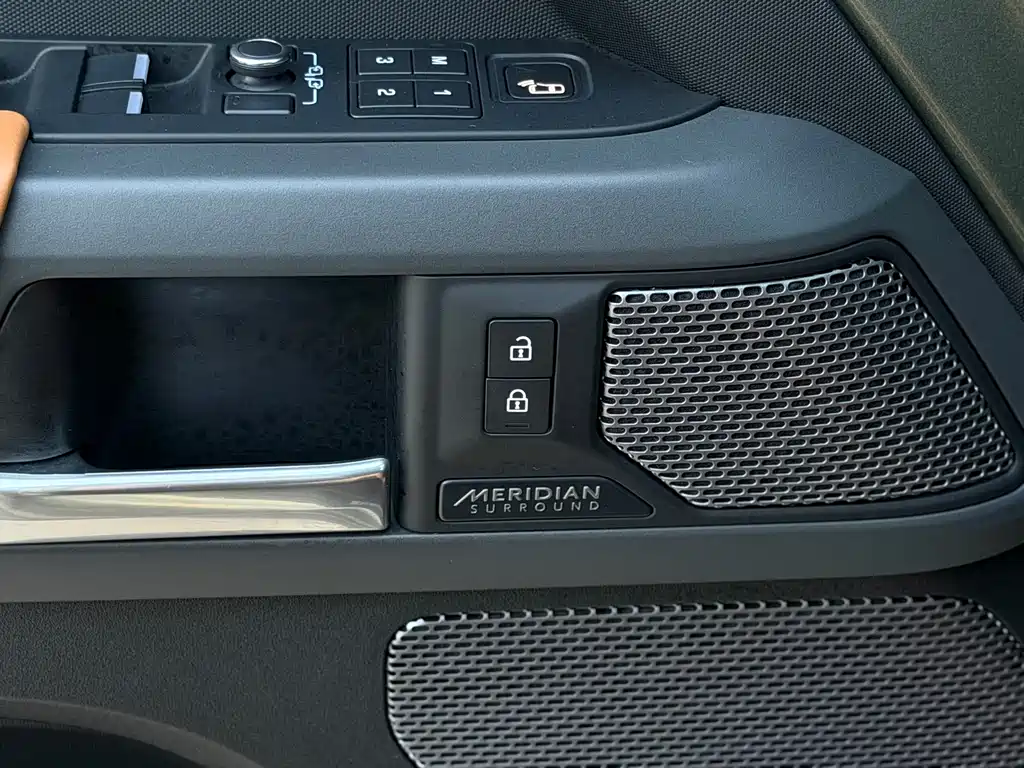 Land Rover Defender 2021 — фото 11