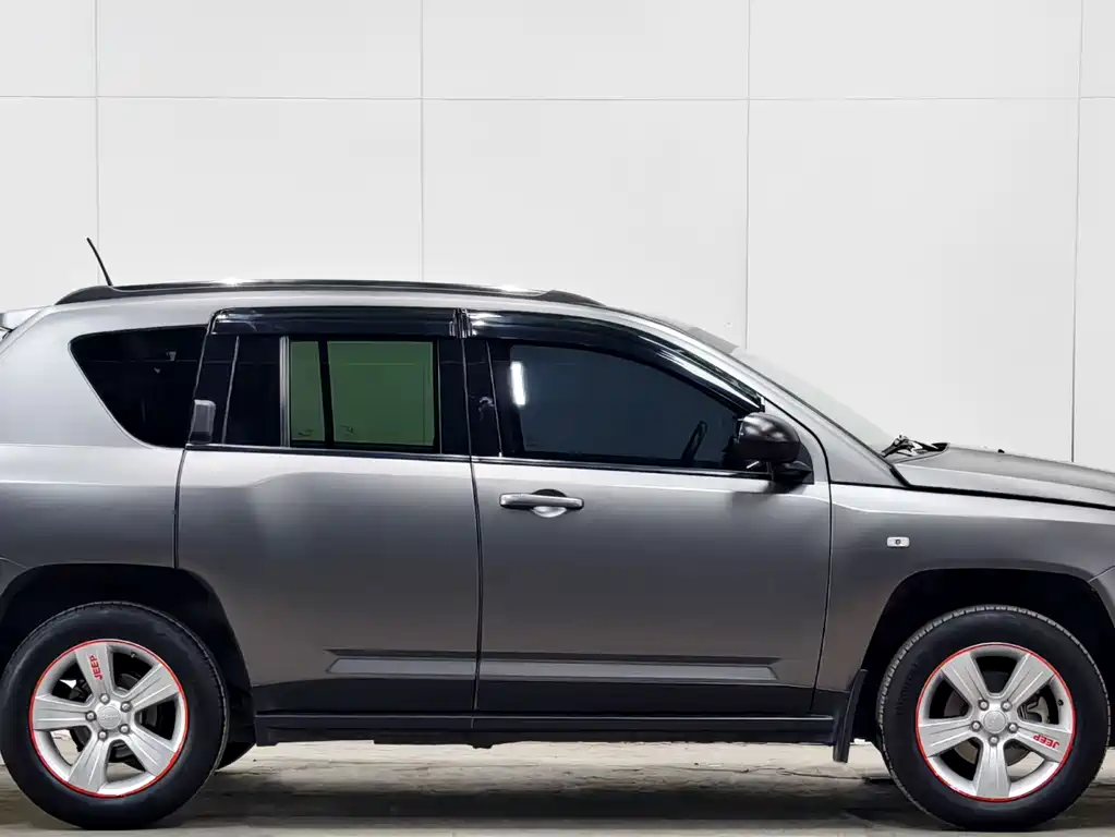 Jeep Compass 2012 — фото 8