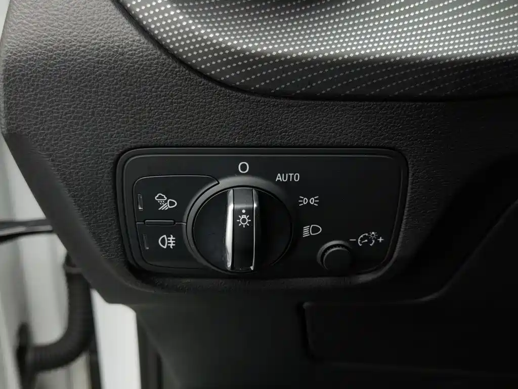 Audi Q2L E-Tron 2020 — фото 21