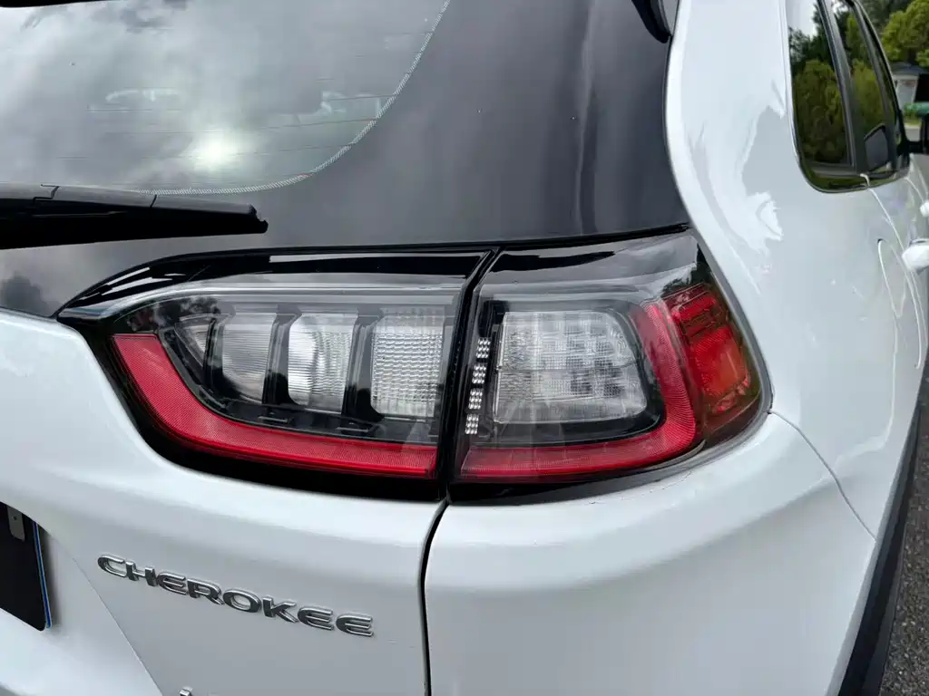 Jeep Cherokee 2019 — фото 17