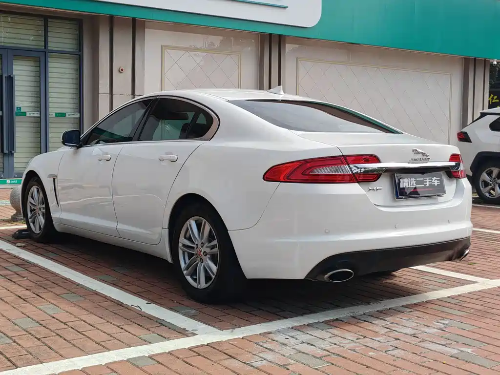 Jaguar XF 2016 — фото 14