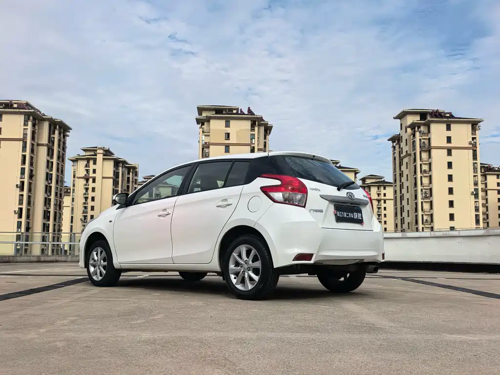 Toyota Yaris L 2015 — фото 12