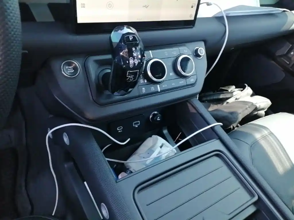 Land Rover Defender 2023 — фото 14