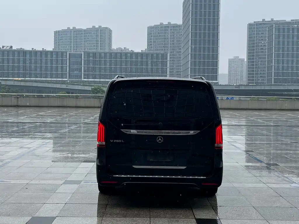 Mercedes-Benz V-Class 2023 — фото 13