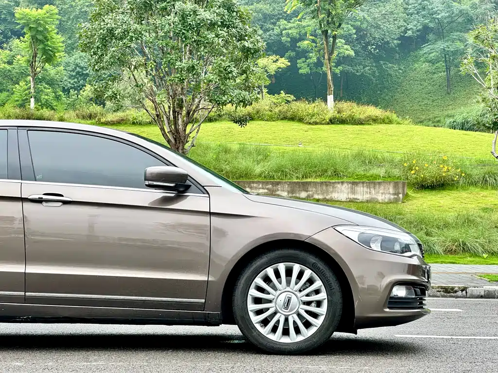 Qoros 3 2015 — фото 12
