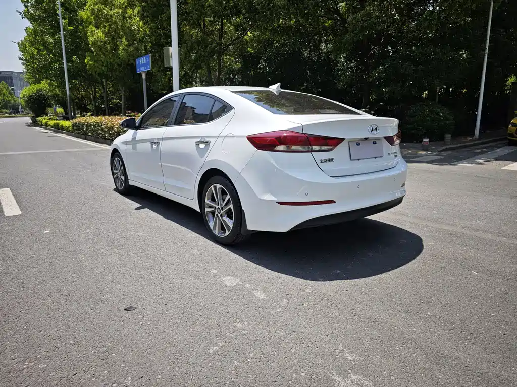 Hyundai Elantra 2016 — фото 8