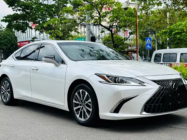Lexus ES 2022