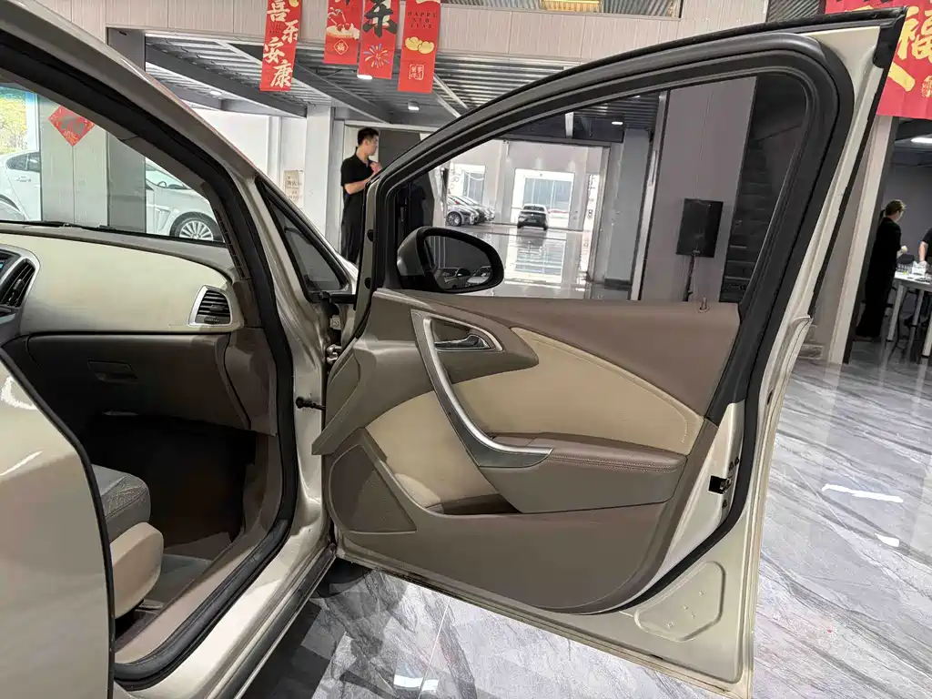 Buick Excelle 2015 — фото 27