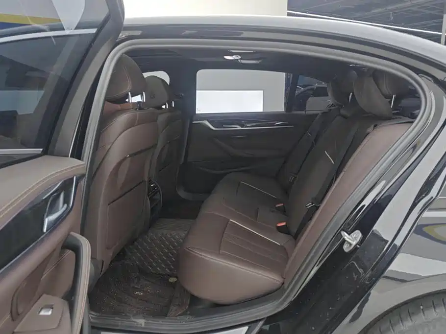 BMW 5 Series 2023 — фото 11