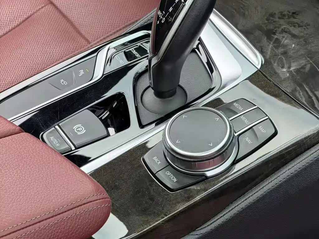 BMW 5 Series 2019 — фото 25