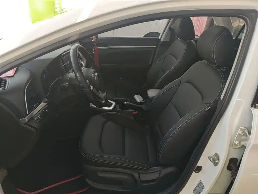 Hyundai Elantra 2016 — фото 15
