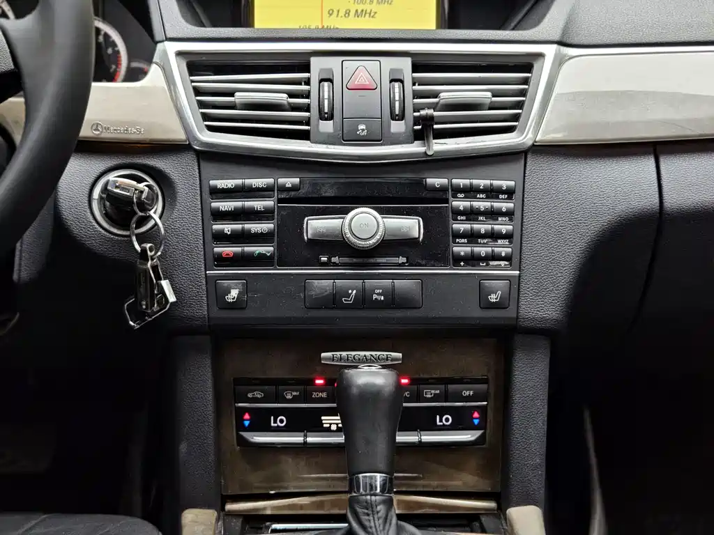 Mercedes-Benz E-Class 2010 — фото 12