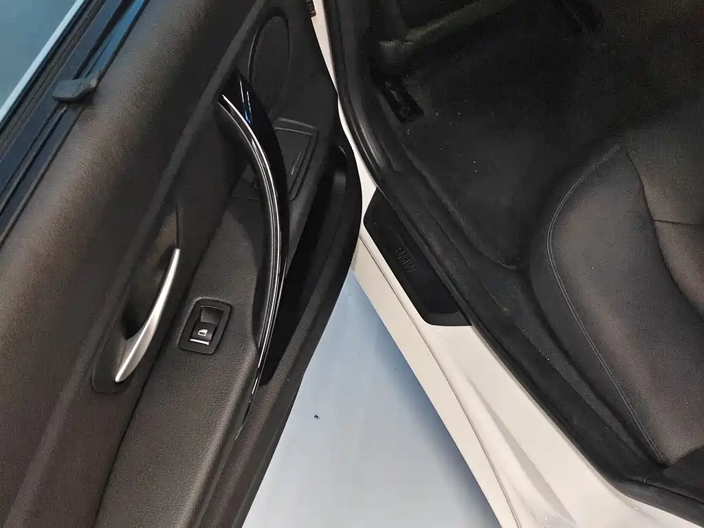 BMW 3 Series 2018 — фото 10