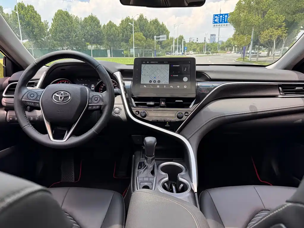 Toyota Camry 2023 — фото 11