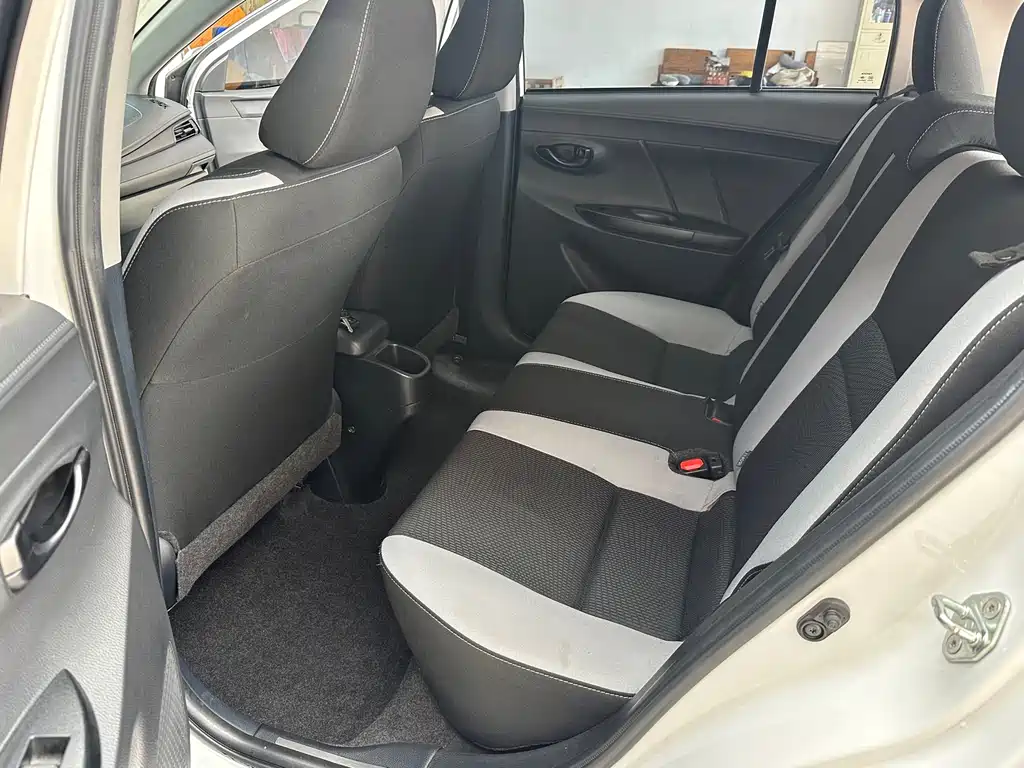 Toyota Yaris L 2022 — фото 9