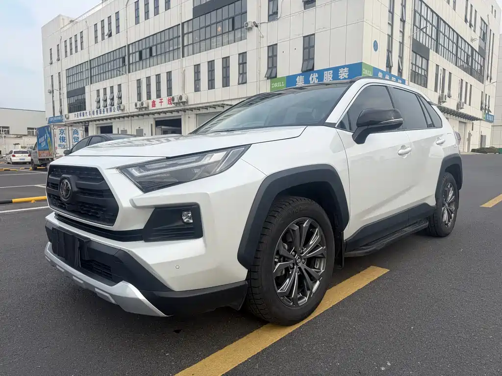 Toyota RAV4 2023 — фото 1