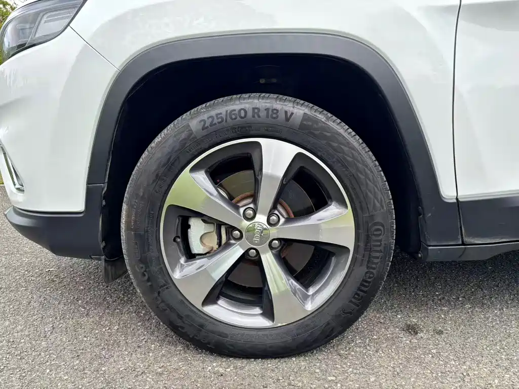 Jeep Cherokee 2019 — фото 13