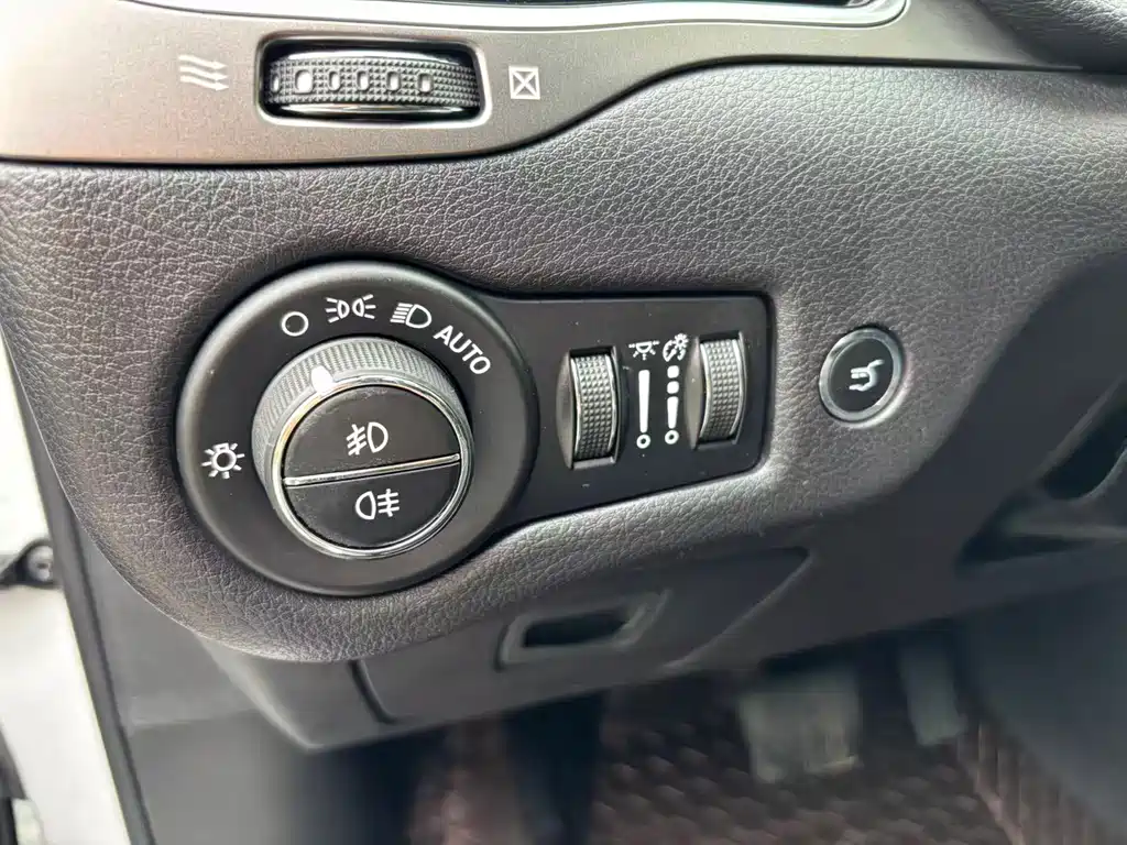 Jeep Cherokee 2019 — фото 28