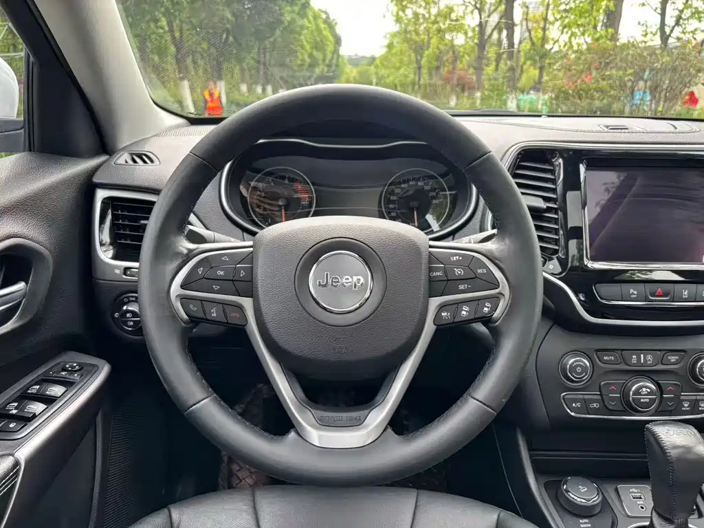 Jeep Cherokee 2019 — фото 29
